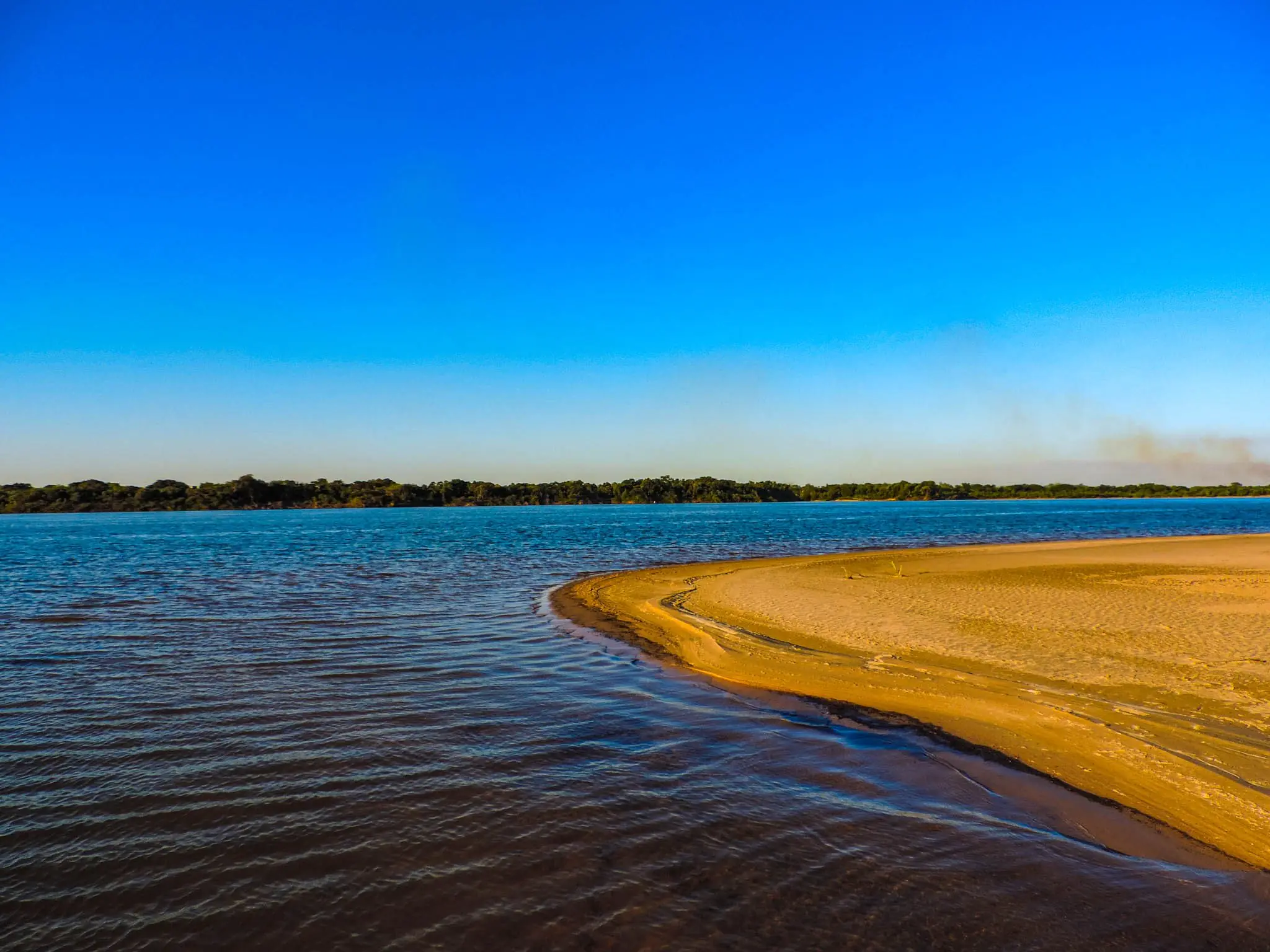 Banco de arena en el Río Paraná junto a Pirarenda