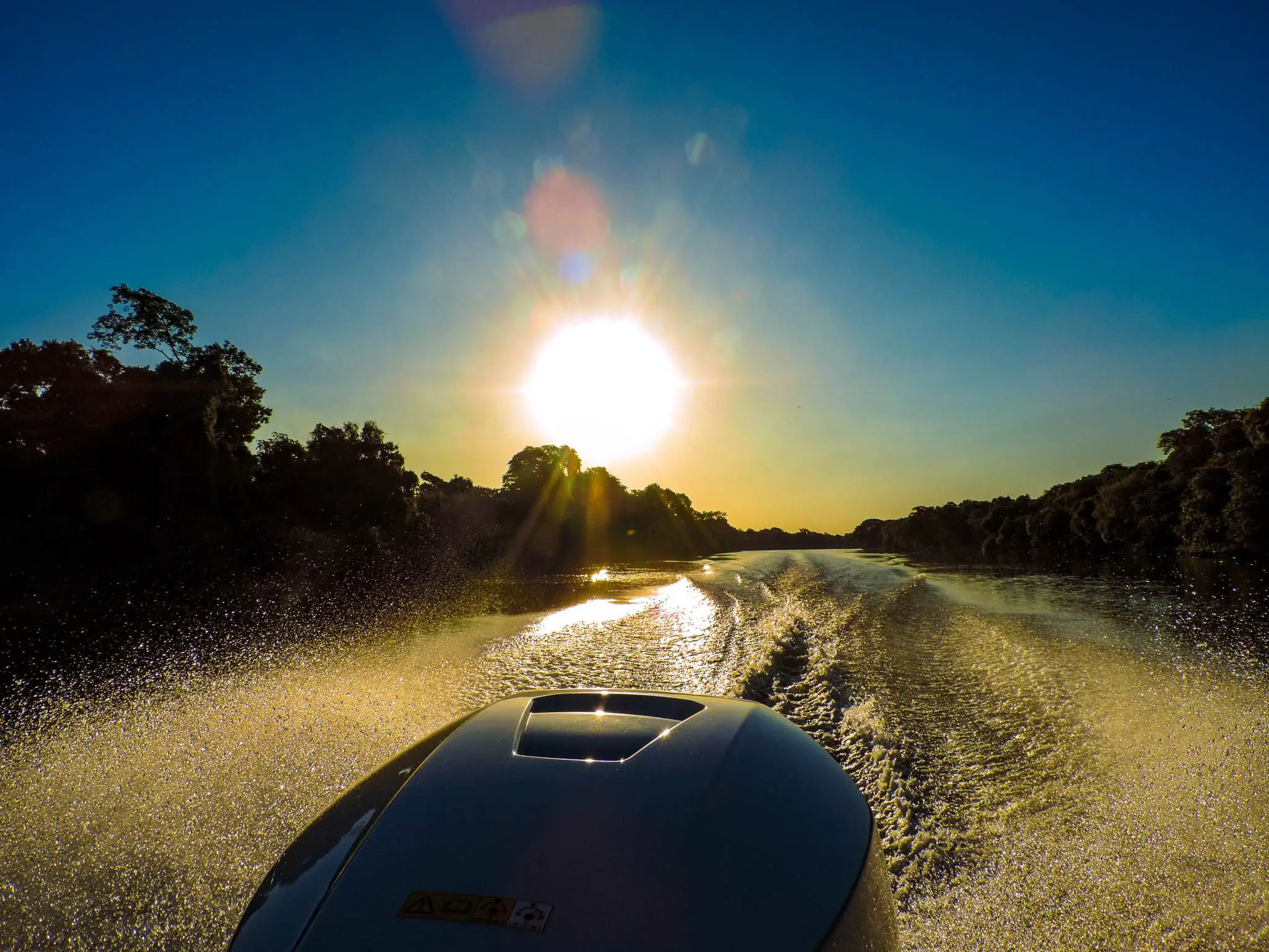 Atardecer navegando en lancha por el Río Paraná en Pirarenda